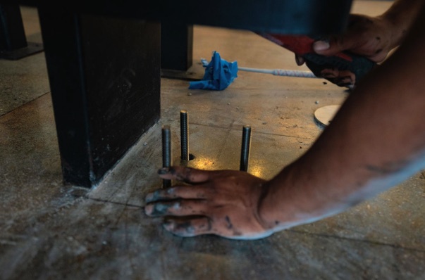 Setting threaded anchors for a flush-mounted base plate