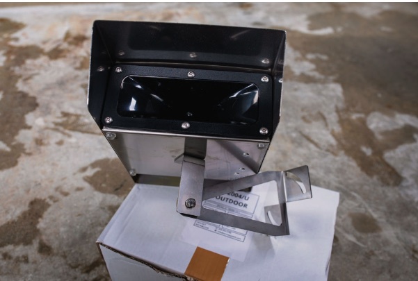 US2004 outdoor ultrasonic emitter with mounting bracket
